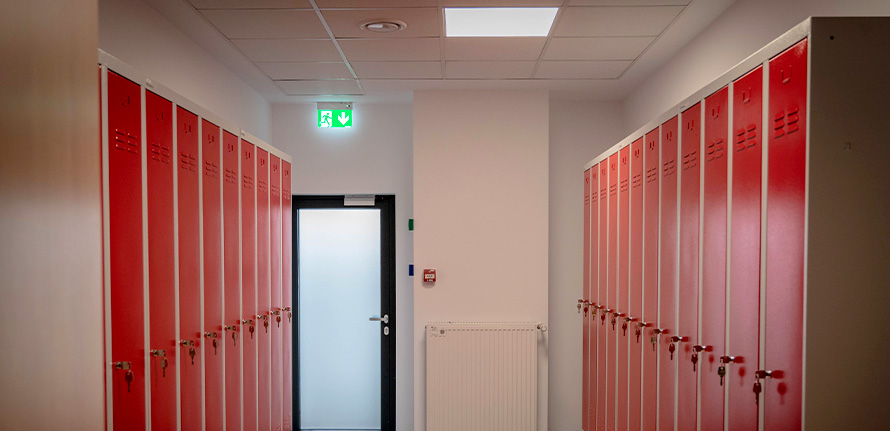 Razsvetljava za garderobe in kopalnice od Schrack Technik